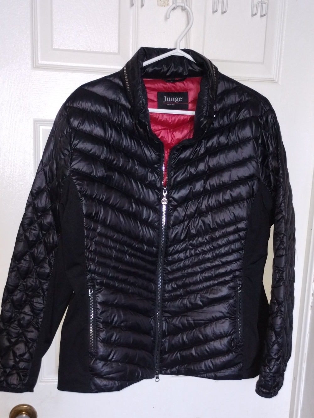 Junge Mixed Media Lightweight Puffer Jacket Black/Red Lining. Size 46